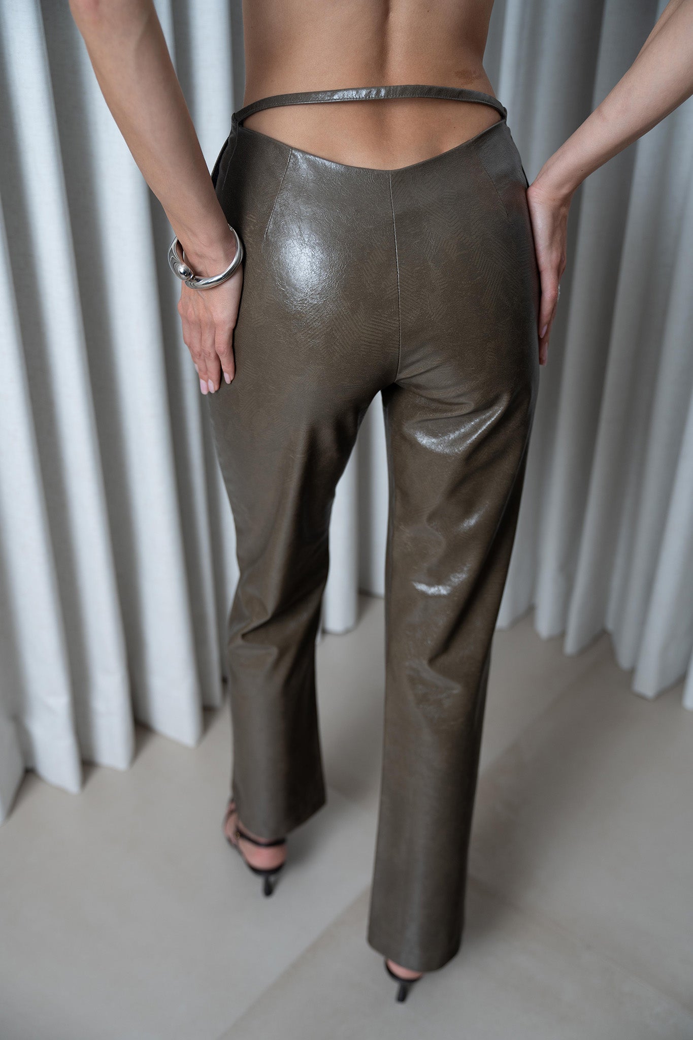 Xiaoyuan Gong New York The PLAISIR back cutout textured vegan leather straight pants in olive green