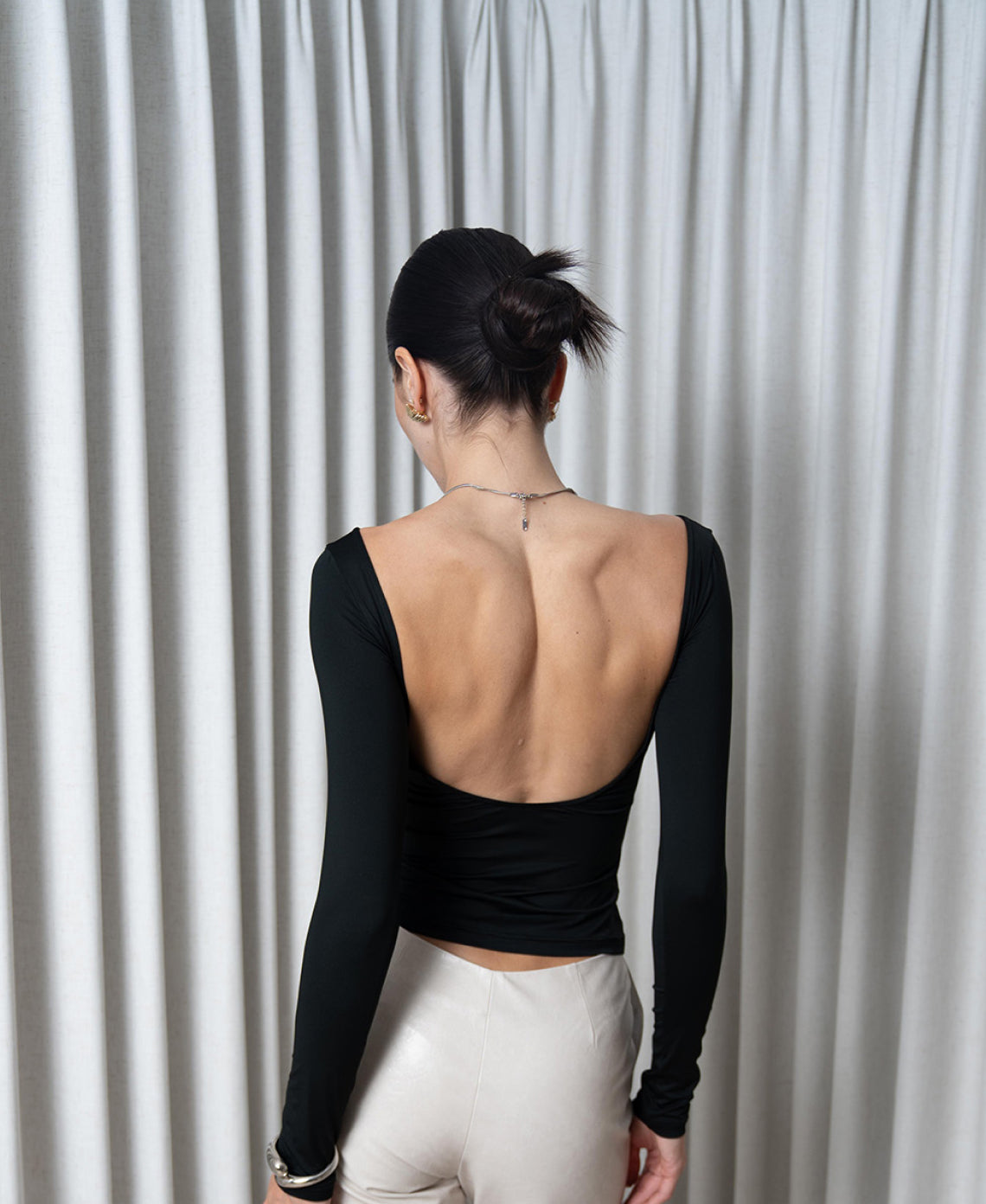 Xiaoyuan Gong New York The TEASE backless long sleeve tight top in black