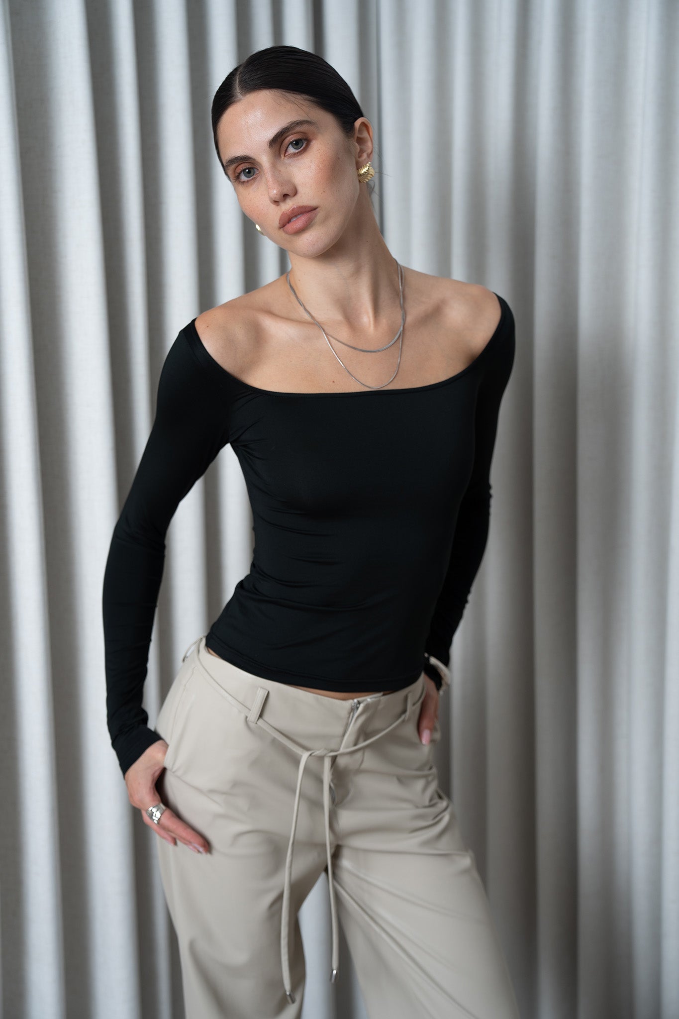 Xiaoyuan Gong New York The TEASE low front cut long sleeve tight top in black