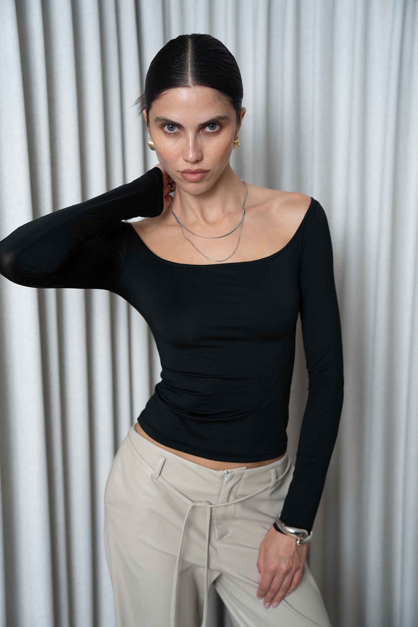 Xiaoyuan Gong New York The TEASE low front cut long sleeve tight top in black