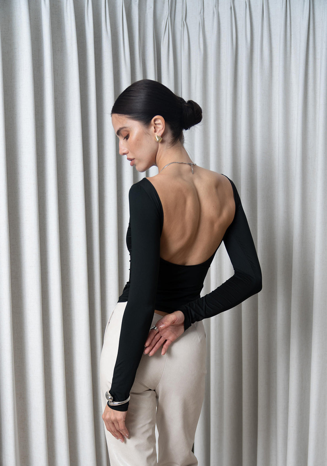 Xiaoyuan Gong New York The TEASE backless long sleeve tight top in black