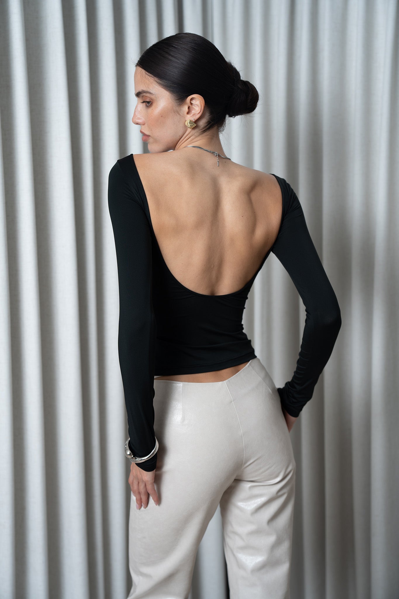 Xiaoyuan Gong New York The TEASE backless long sleeve tight top in black